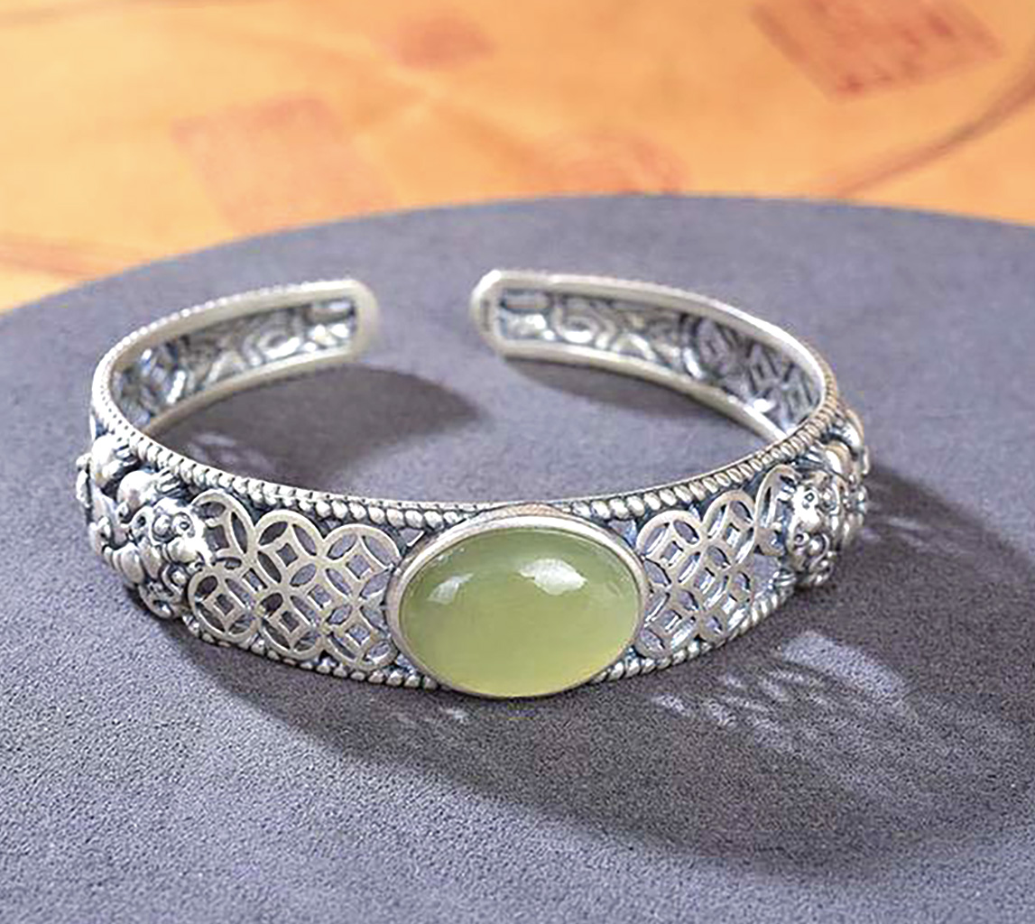 Vintage Silver-Plated Cuff Bangle Bracelet with Oval Synthetic Jade Stone. 925ijewel.com