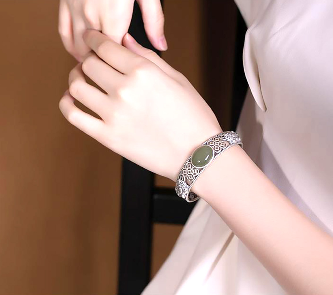 Vintage Silver-Plated Cuff Bangle Bracelet with Oval Synthetic Jade Stone. 925ijewel.com