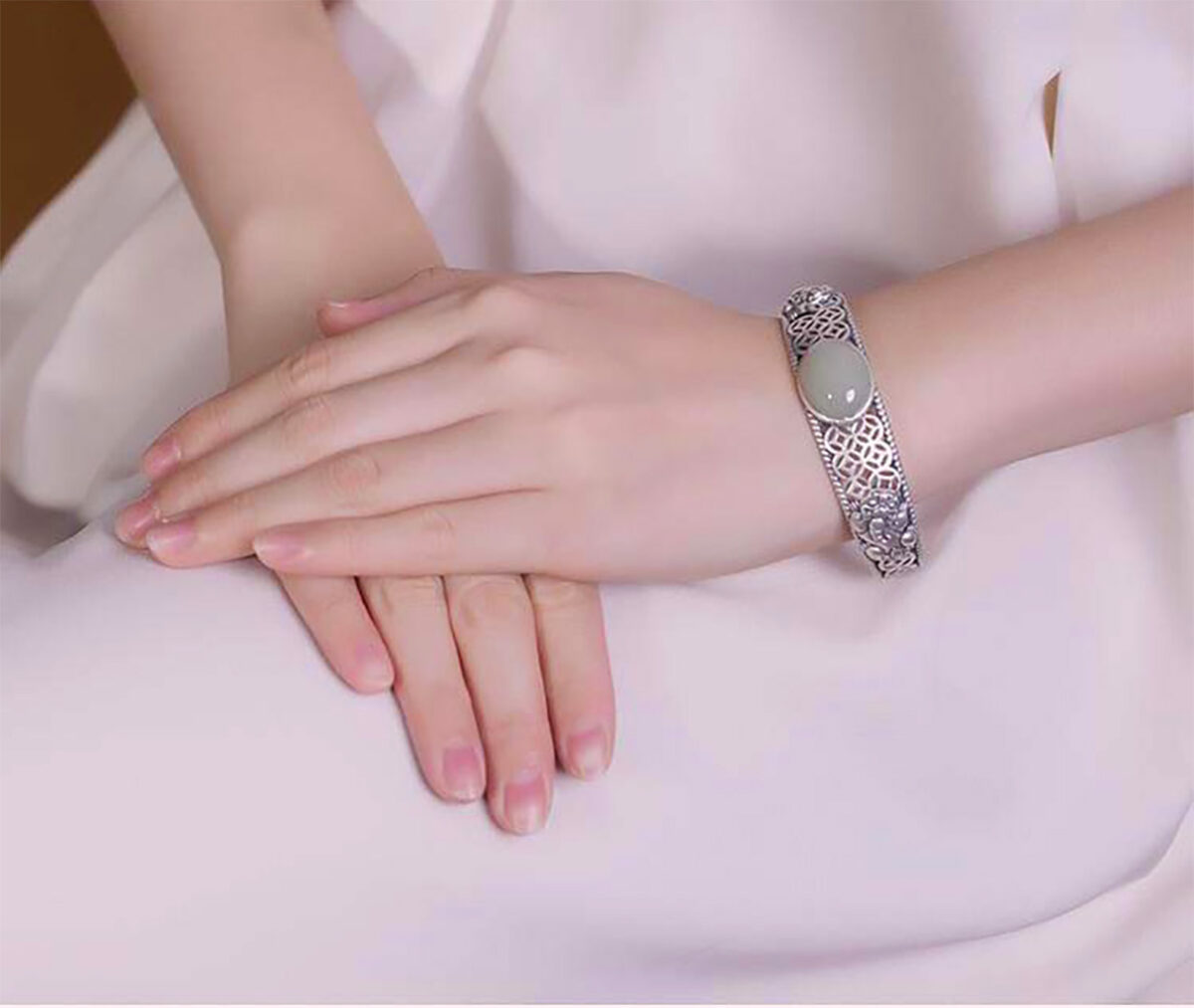 Vintage Silver-Plated Cuff Bangle Bracelet with Oval Synthetic Jade Stone. 925ijewel.com