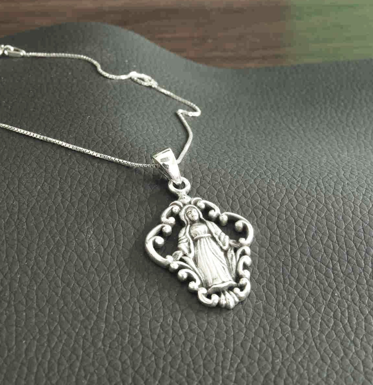 Sterling Silver Virgin Mary Pendant with Intricate Design and 18" Italian Platinum-Look Box Chain, 925ijewel.com